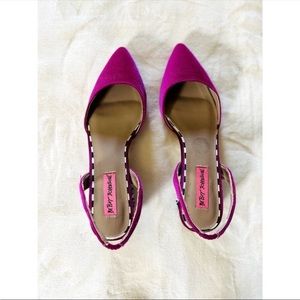 Betsey Johnson Fuchsia block heel shoes